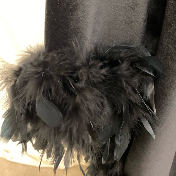 Very Unusual Black wrap/shawl with feathers - Picture 6 of 8
